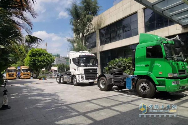 現(xiàn)場展示華菱之星港口牽引、漢馬H9長途干線牽引車