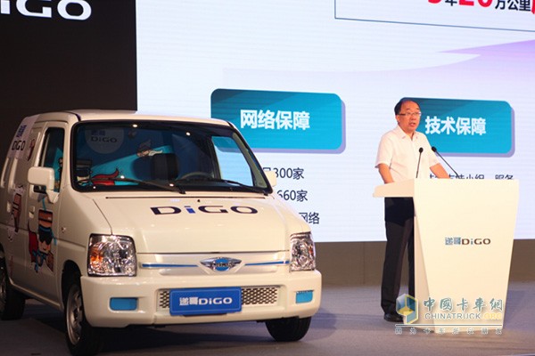 福田汽車集團副總經(jīng)理吳越俊講解遞哥產(chǎn)品優(yōu)勢