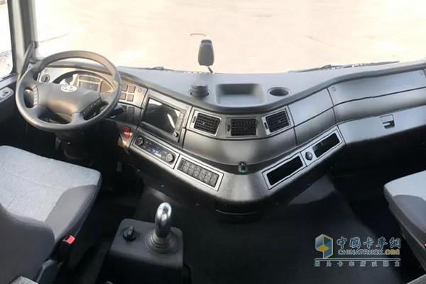 上汽紅巖杰獅C500物流運(yùn)輸牽引車(chē)駕乘舒適