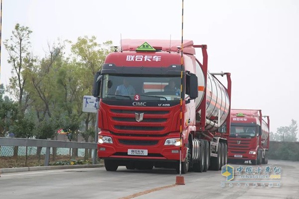 駕駛中集聯(lián)合卡車U+車型現(xiàn)場(chǎng)模擬實(shí)際運(yùn)營工況