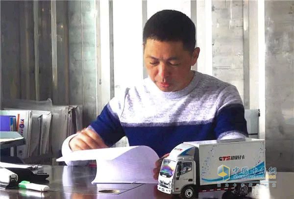 施先生與奧鈴CTS輕卡車(chē)模