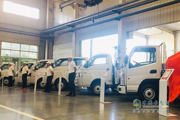 東風途逸載貨車