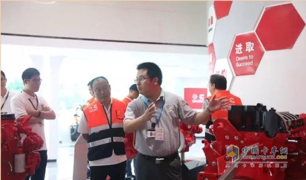 技術(shù)人員正在為客戶講解Z14國(guó)六發(fā)動(dòng)機(jī)技術(shù)特點(diǎn)