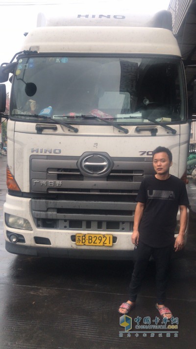 駕駛員與廣汽日野牽引車(chē)合影