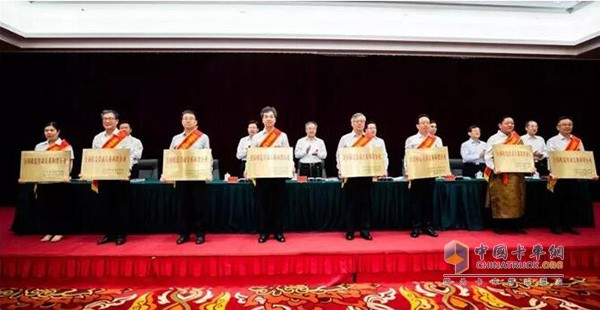 法士特黨委副書記、工會(huì)主席陳兵代表企業(yè)上臺(tái)領(lǐng)獎(jiǎng)