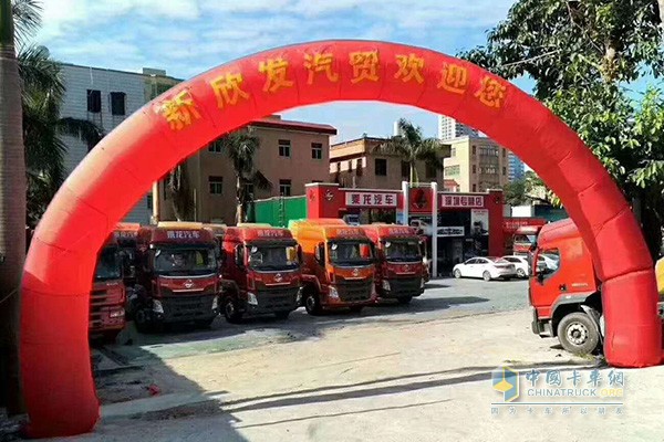 新欣發(fā)汽貿(mào)三個(gè)乘龍專營店里最大的一個(gè)門店