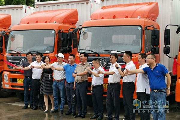 東風商用車向上海安鑫物流現(xiàn)場交付20臺東風天錦VR