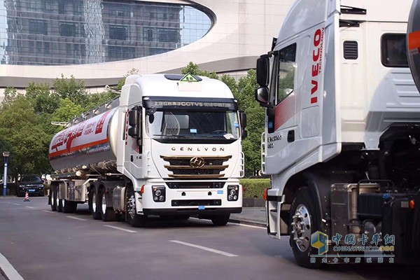 上汽紅巖智能車罐一體化?；愤\(yùn)輸運(yùn)輸車