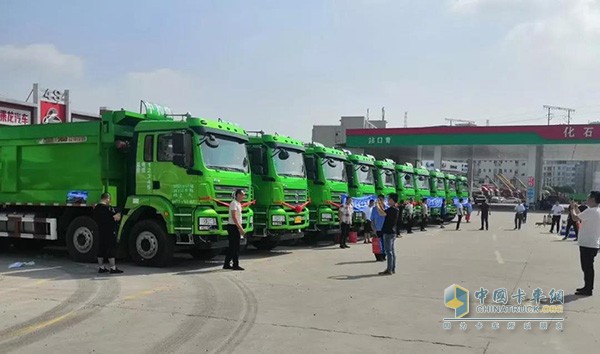 陜汽商用車軒德渣土車交付現(xiàn)場