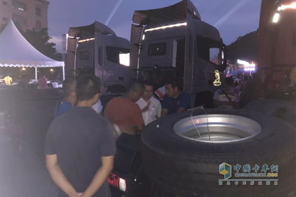夜場看車，定制夜光車貼格外搶眼