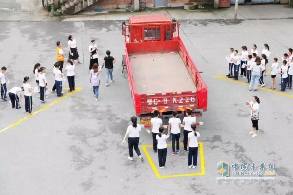 克諾爾志愿者聯(lián)盟成員為本次安全訓(xùn)練營安排了卡車盲區(qū)體驗