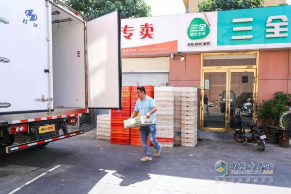 賽手比賽過程中實地裝貨