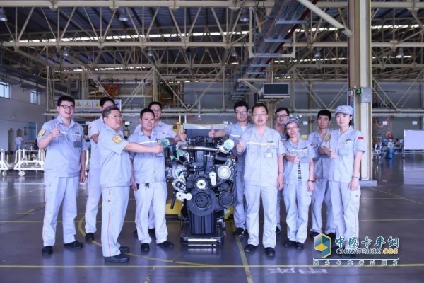 東風(fēng)商用車(chē)獨(dú)立自主開(kāi)發(fā)的國(guó)六重型機(jī)DDi13發(fā)動(dòng)機(jī)順利點(diǎn)火