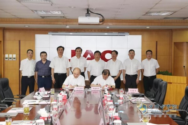 2019年7月25日，江淮汽車與濰柴戰(zhàn)略合作簽約儀式現(xiàn)場