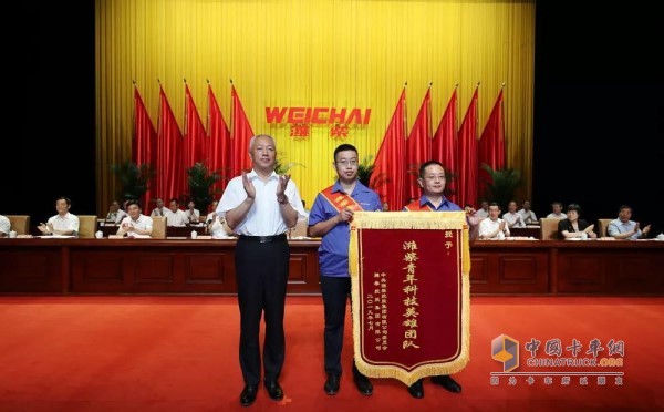 山東省副省長凌文為濰柴青年科技英雄團(tuán)隊授旗