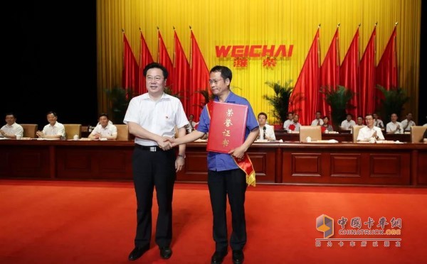 山東省國資委主任、黨委書記張斌為“濰柴最高科學(xué)技術(shù)獎”頒獎