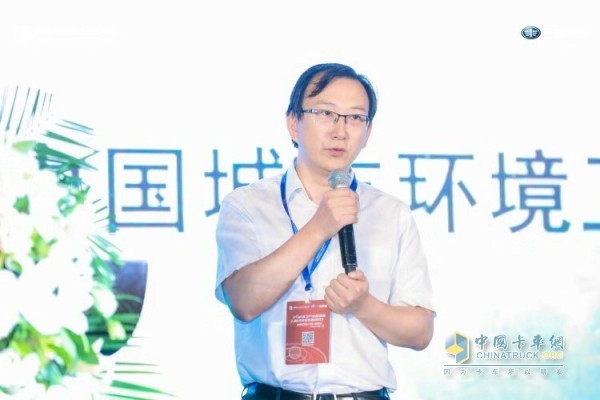 中國城市環(huán)境衛(wèi)生協(xié)會副會長、秘書長劉晶昊致辭