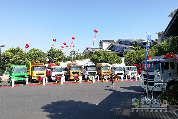 華菱星馬2019年中商務(wù)年會(huì)展車(chē)區(qū)