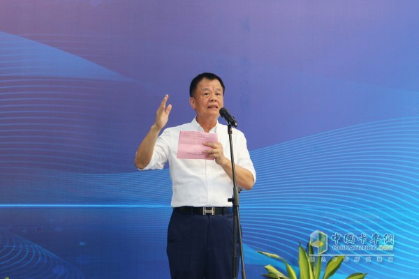 高淳區(qū)委常委、常務(wù)副區(qū)長張政對開沃重工投產(chǎn)下線表示祝賀