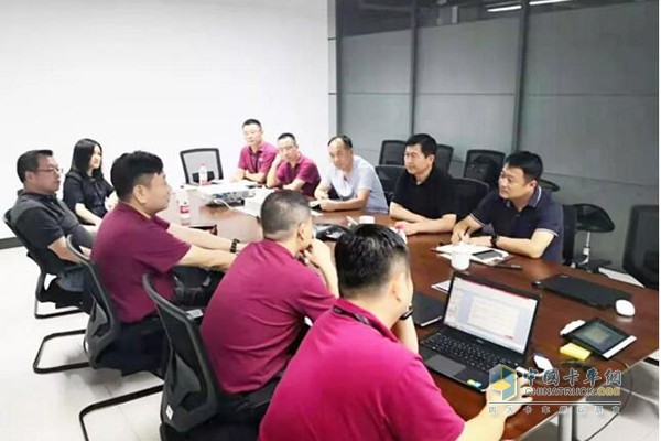 與安徽康明斯動力有限公司總經(jīng)理白源進(jìn)行交流