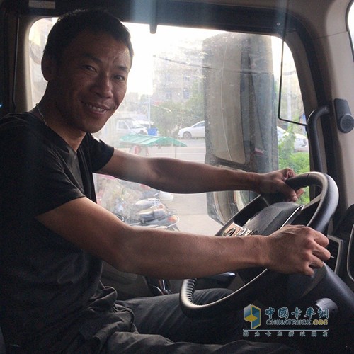 車(chē)上裝有兩個(gè)采埃孚神器，王國(guó)榮對(duì)運(yùn)輸事業(yè)很有信心