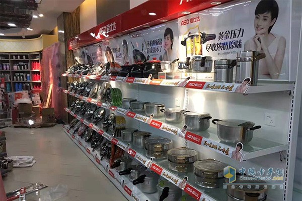 蔣晨煬經(jīng)營(yíng)品牌小家電和廚房用品