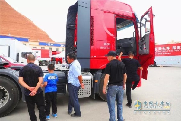 蘭州站巡展現場，卡車司機圍觀搭載康明斯發(fā)動機的展車