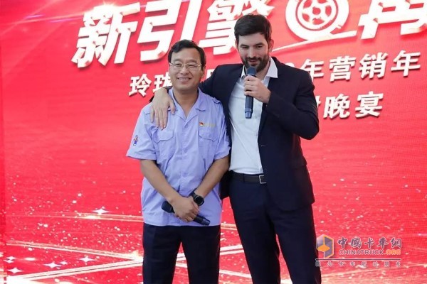 塞爾維亞總統(tǒng)投資顧問Danilo Cicmil先生(右)為玲瓏營銷團(tuán)隊打call