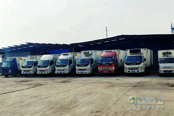 一輛輛奧鈴冷藏車整齊劃一地停在廠區(qū)，等待配貨發(fā)車