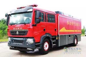 為“烈火英雄”保駕護(hù)航 中國(guó)重汽消防車(chē)與“最美逆行者”同行