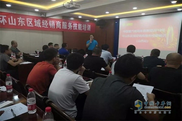 參會(huì)學(xué)員認(rèn)真學(xué)習(xí)汕德卡服務(wù)并嚴(yán)格筆試