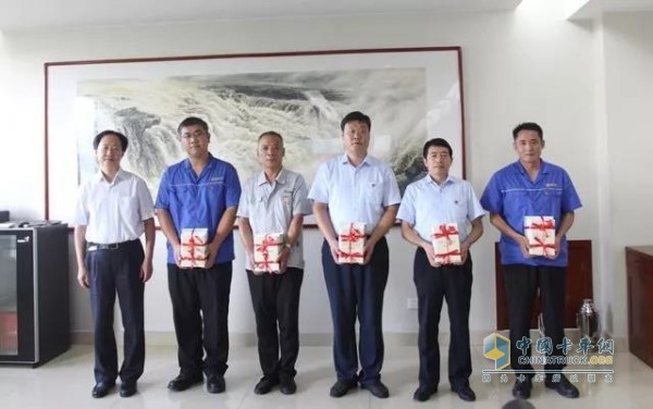石喜軍還為支部書記進(jìn)行授書活動(dòng)