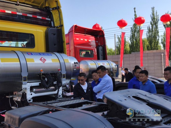 北奔重卡國六車型被圍觀
