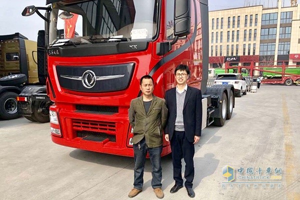 方擁軍師傅采購東風(fēng)天龍KX牽引車