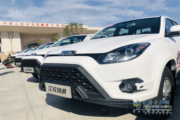 排列整齊的江鈴域虎皮卡車(chē)隊(duì)