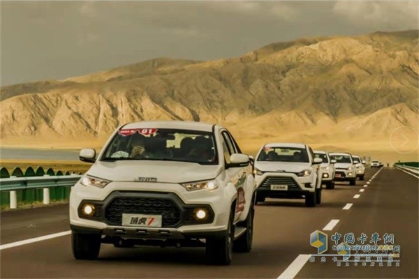 行駛中的江鈴域虎皮卡車(chē)隊(duì)
