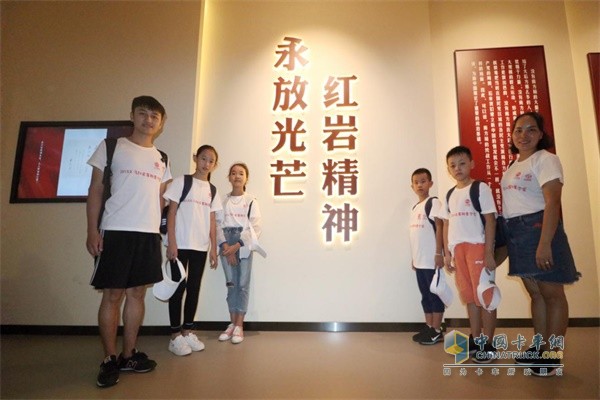 在“紅巖精神，永放光芒”前合影留念