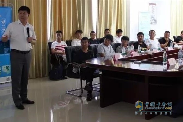 會議現(xiàn)場，秦總對智能加注站進行了詳細(xì)的介紹