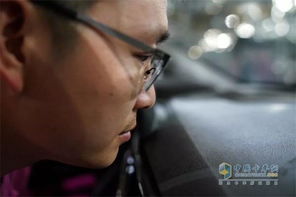 江淮汽車實(shí)驗(yàn)室內(nèi)，“金鼻子”團(tuán)隊(duì)成員正在檢測(cè)車輛氣味