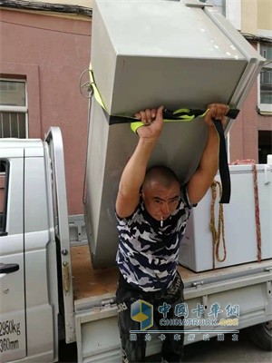 福田祥菱物流之星每天扛著沉重的家電爬樓，張喜樂早已習以為常