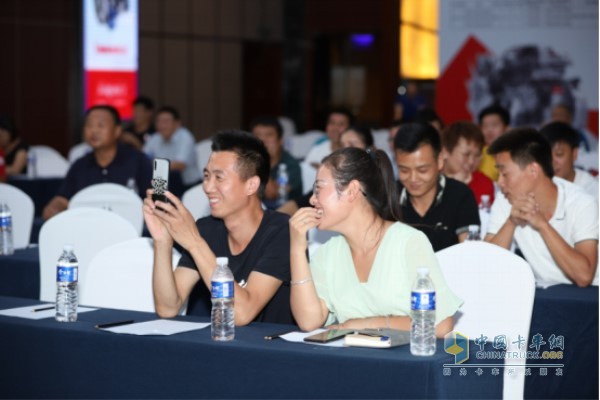 濰柴動力學院挑戰(zhàn)賽比賽如火如荼進行的同時，臺下觀眾的互動參與也是熱火朝天