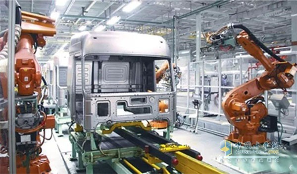 北奔重卡車間機械手臂工作