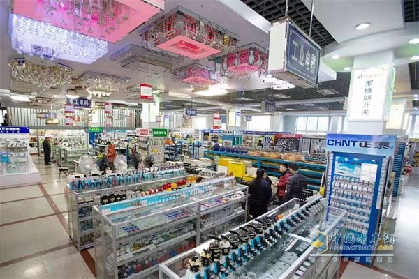 慶鈴五十鈴100P車輛運(yùn)輸貨物