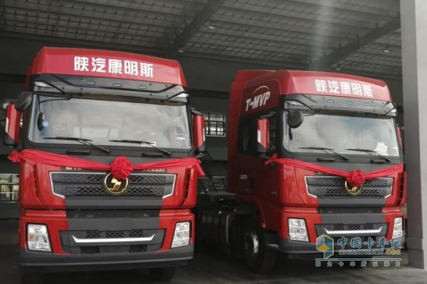 現(xiàn)場(chǎng)陜汽康明斯展車(chē)及發(fā)動(dòng)機(jī)展示