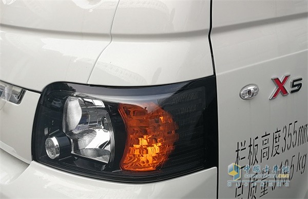 江淮轎卡X5熏黑式的大燈集成了遠(yuǎn)近光燈，夜間行車特別亮
