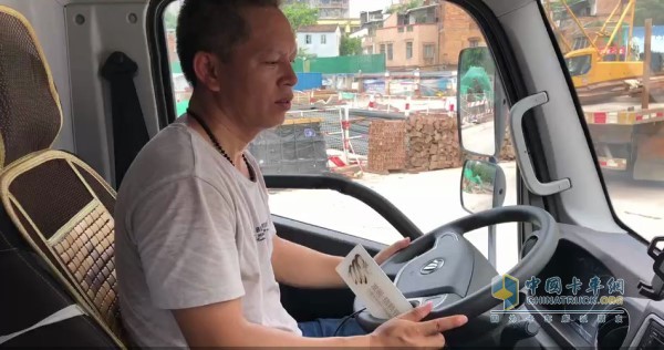 鐘師傅點贊領(lǐng)航輕卡駕駛室