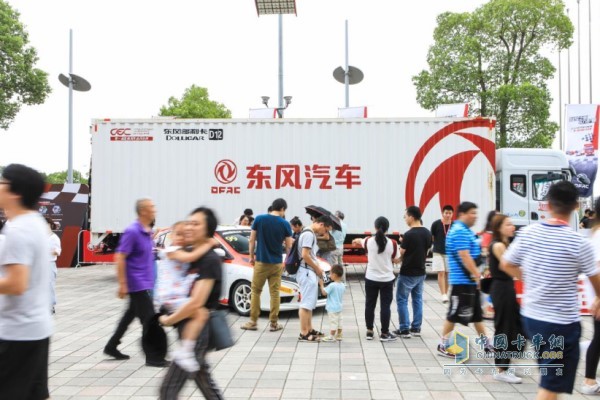 東風輕型車和奔馳兩個展臺開始了“人氣大比拼”