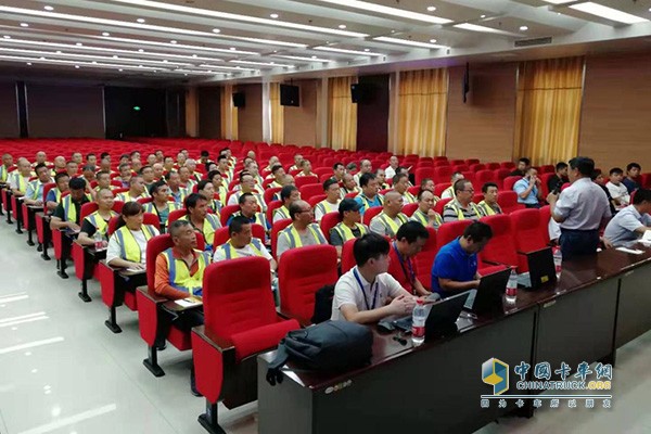 　　東風(fēng)康明斯專業(yè)人員對用戶進行培訓(xùn)中