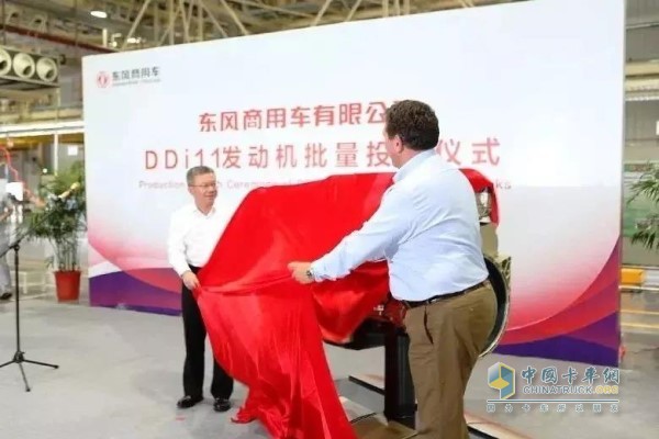 東風(fēng)汽車集團總經(jīng)理、東風(fēng)商用車有限公司董事長李紹燭(左)東風(fēng)商用車有限公司副董事長顧潤德(右)為DDi11發(fā)動機揭幕