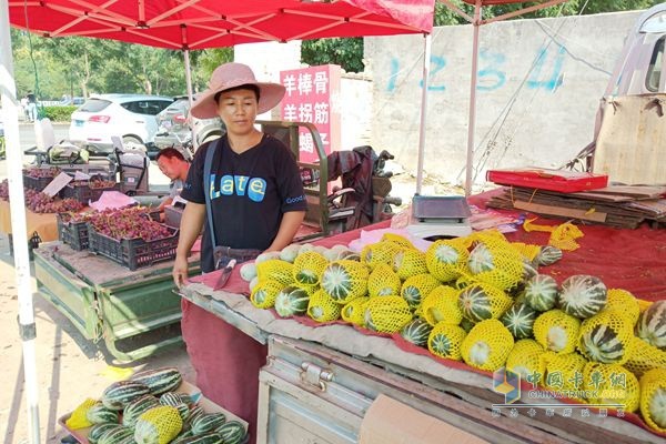 福田祥菱楊姐所在的菜市場，攤位管理費每天3元一米，可分季度交付